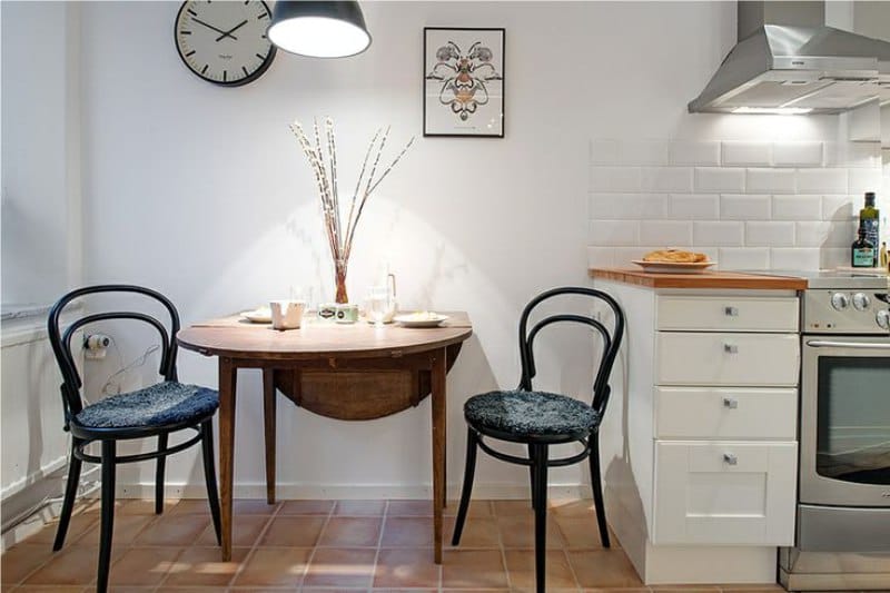 Если же кухня маленькая, можно выбрать стол с раздвижной или откидывающейся столешницей