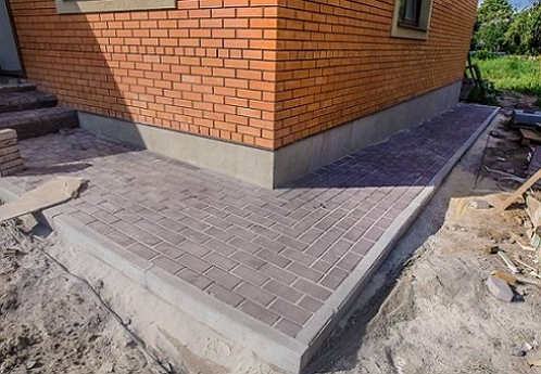 Получившуюся подушку заливают бетоном и по желанию укладывают декоративную тротуарную плитку