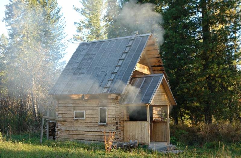 somente em um prédio separado o aquecimento com madeira pode ser providenciado - isso melhora a atmosfera na sauna a vapor e traz charme adicional a todo o procedimento