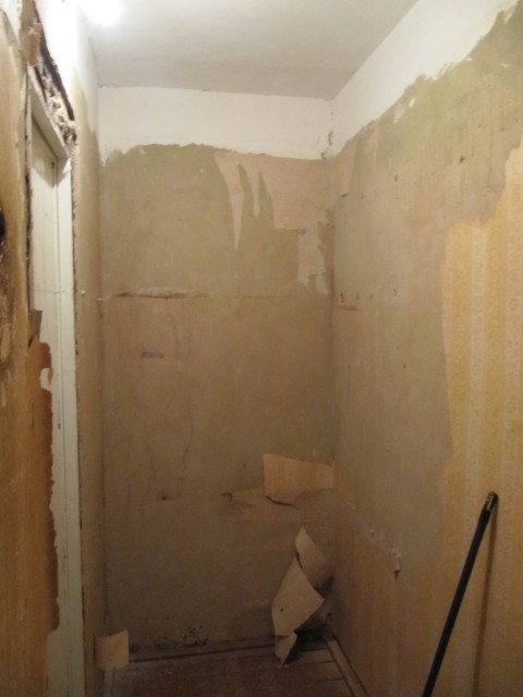 До основания стены и потолок можно не счищать, но избавиться от плохо держащейся штукатурки придется