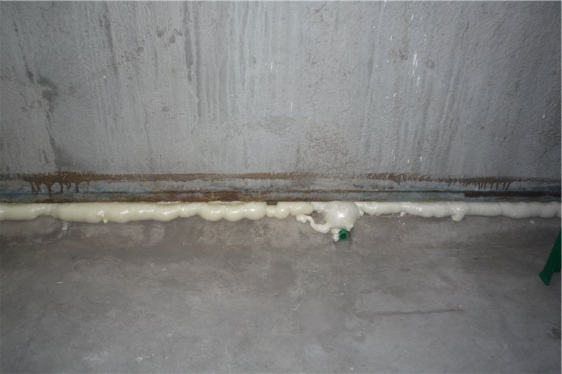 Пеной задуваются щели между бетонными плитами