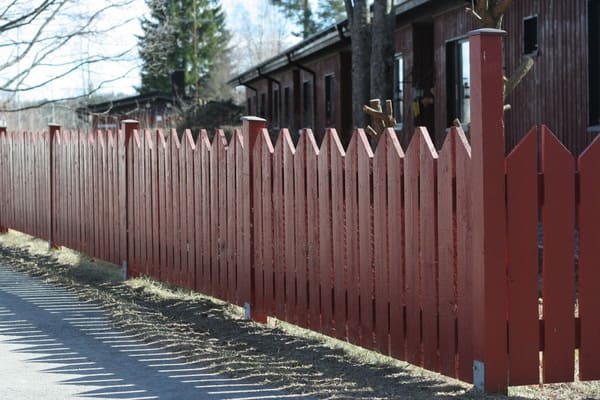 забор из штакетника деревянного своими руками