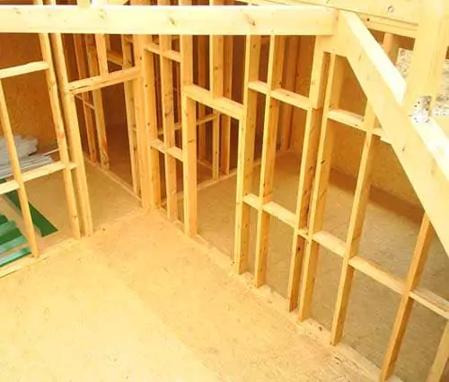 Как построить перегородки в деревянном доме своими руками 7