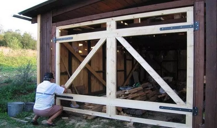 Como fazer uma porta de garagem de madeira com as próprias mãos 5
