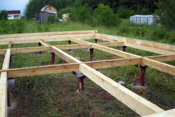 Como montar a estrutura de uma casa com as próprias mãos a partir de tábuas e madeira 3