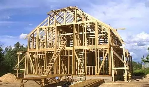Vantagens e prós de casas de estrutura em construção antes: madeira, bloquear, tijolo - visão geral + Vídeo 02