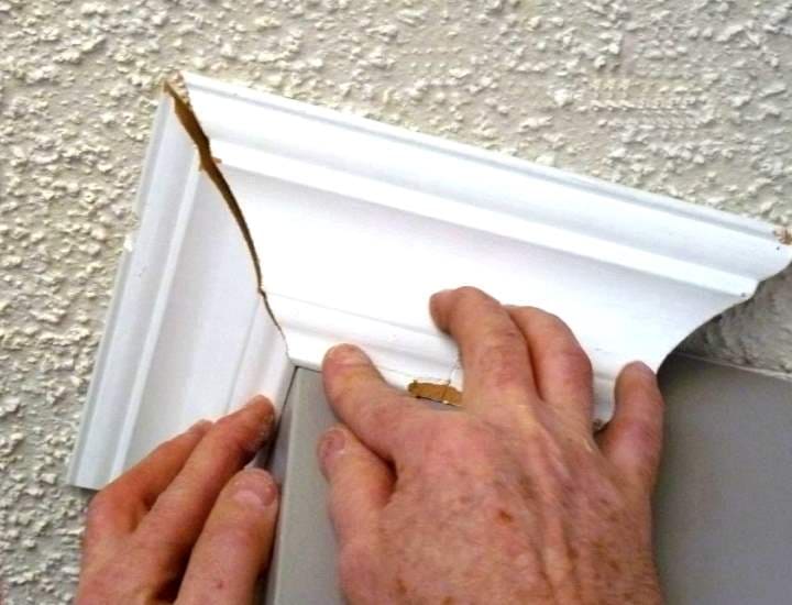 Обрезаем потолочный плинтус в углах в домашних условиях без стусла правильно: Обзор + Видео