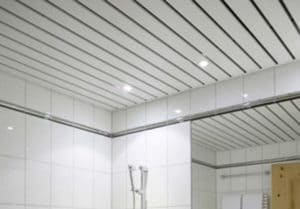 Потолок из сайдинга своими руками – укладка на кухне, в ванной или туалете - особенности монтажа + Фото и Видео