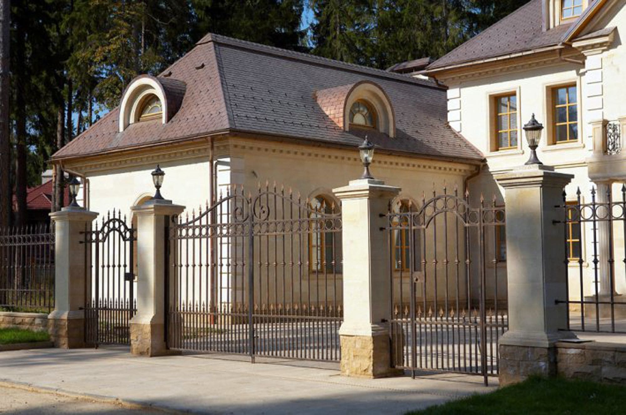 Загородные ворота. Усадьба, поместье, особняк в стиле классицизм. Кованый забор в английском стиле. Забор в англискомс тие. Забор в классическом стиле.