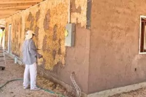 Как оштукатурить деревянные стены внутри дома 1